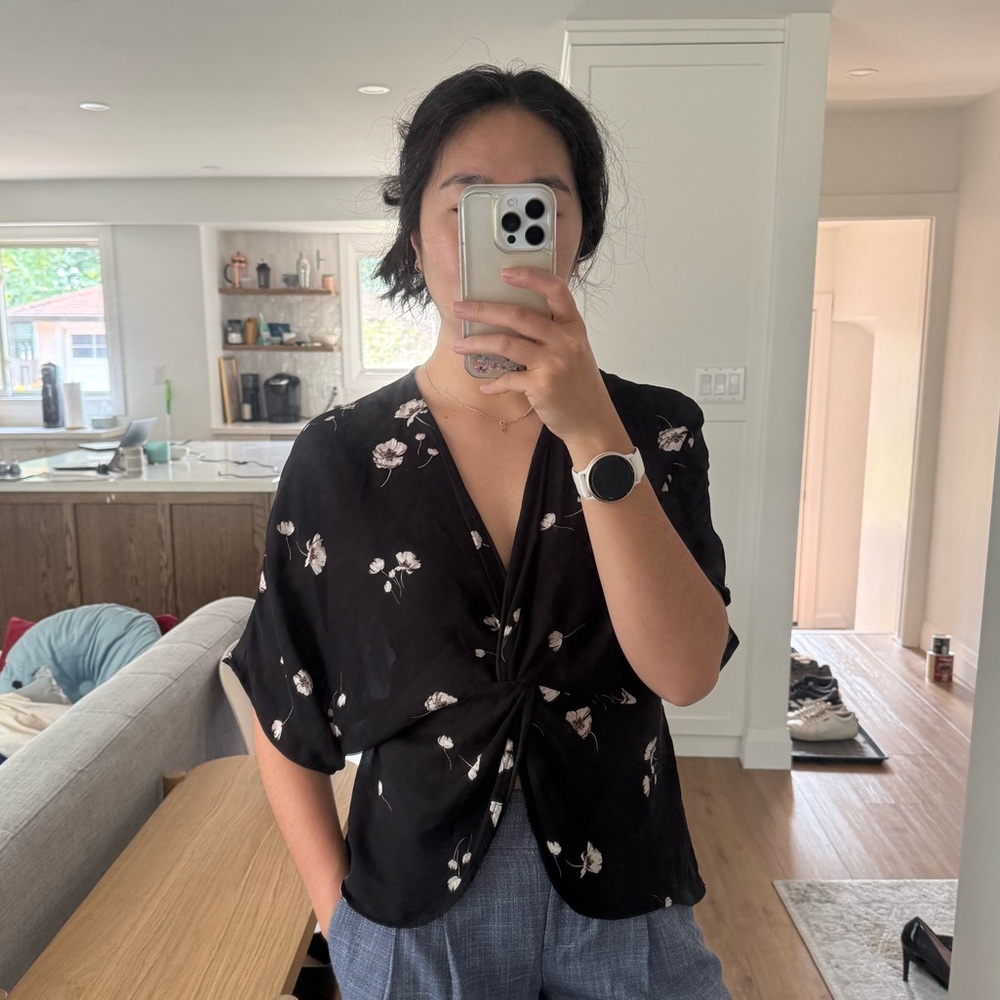 Dynamite Floral V neck Shirt Navy Size Small